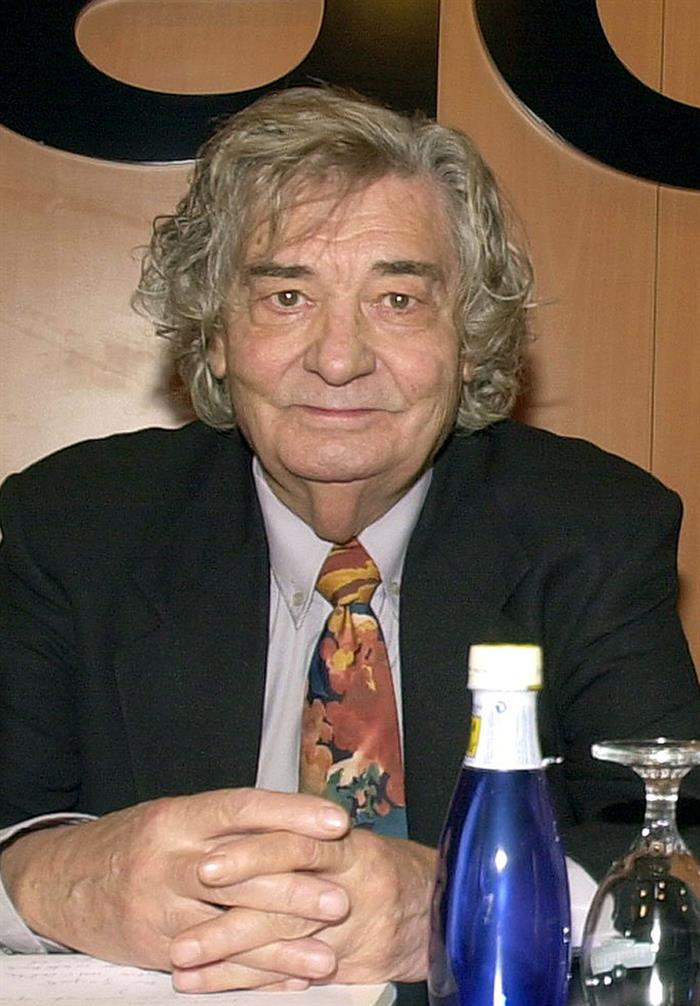 Fotografía de archivo del 29 de enero de 2002 del filósofo, escritor y presidente del Ateneo de Madrid, Carlos París. / Alberto Martín (Efe)