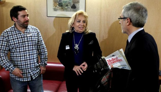Javier Couso, a la izquierda de la imagen junto a su madre, Maribel, y el diputado de IU Gaspar Llamazares, tras mantener ayer un encuentro en el Congreso. / Fernando Alvarado (Efe)