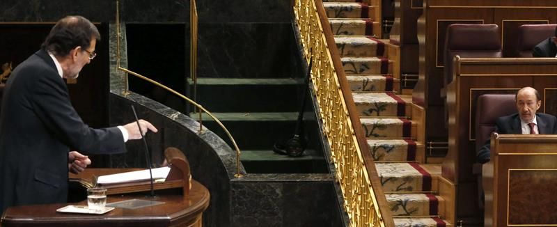 Mariano Rajoy, en primer plano, durante su intervención en el debate del Estado de la Nación ante la mirada de Alfredo Pérez Rubalcaba. / Juan Carlos Hidalgo (Efe)