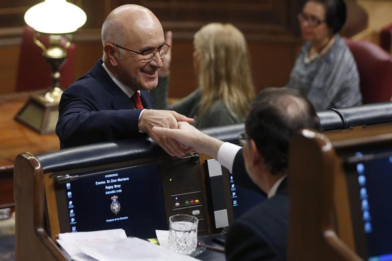 El líder de CiU, Josep Antoni Duran Lleida, saluda al presidente del Gobierno, Mariano Rajoy, durante la sesión de la tarde del debate sobre el Estado de la Nación. / Juan Carlos Hidalgo (Efe)