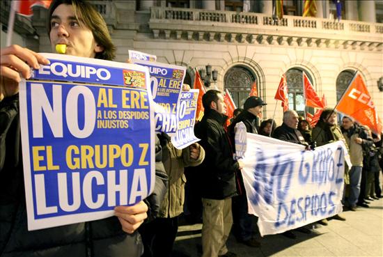 Protestas de los trabajadores del Grupo Zeta contra uno de los ajustes de plantilla aprobados por la empresa. / Efe