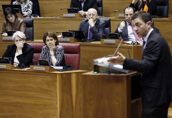 Jiménez, ayer defendiendo la comisión de investigación en el Parlamento. A la izquierda, Barcina y Lourdes Goicoechea. / Jesús Diges (Efe)