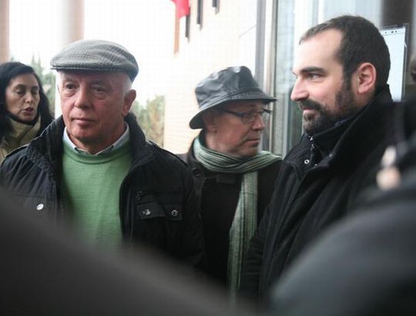 José Alcazar, a la izquierda, y Enrique Gil Augusto, derecha, a la salida de los juzgados el pasado día 11 cuando les comunicaron la petición de 8 años y tres meses de prisión por formar parte de un piquete en la huelga del 29 de septiembre de 2010. / ccoo.es