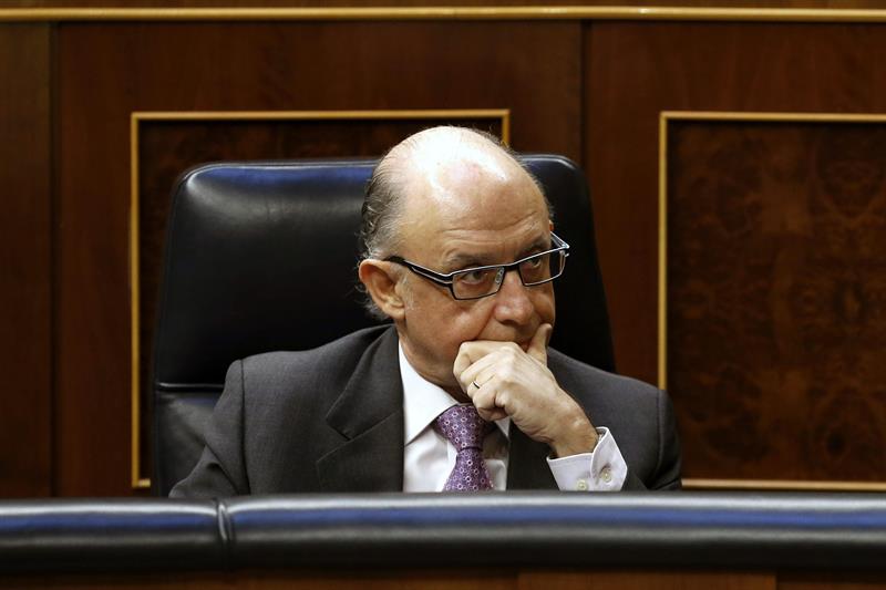 El ministro de Hacienda, Cristóbal Montoro, ayer miércoles, durante la segunda sesión del debate sobre el Estado de la Nación. / Javier Lizón (Efe)