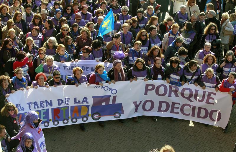 Cabecera de la manifestación celebrada el sábado en Madrid entre Atocha y la plaza de Neptuno contra la reforma del aborto planeada por el Partido Popular. / Chema Moya (Efe)