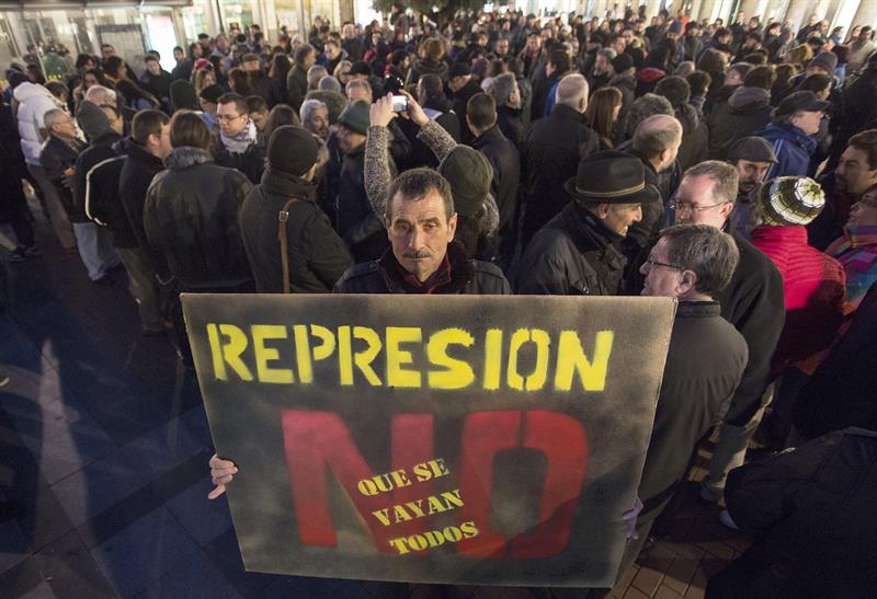Concentración, en la tarde de ayer en la plaza de la Fuente Dorada de Valladolid, a favor de la libertad de expresión y contra la represión antidemocrática. / R. García (Efe).
