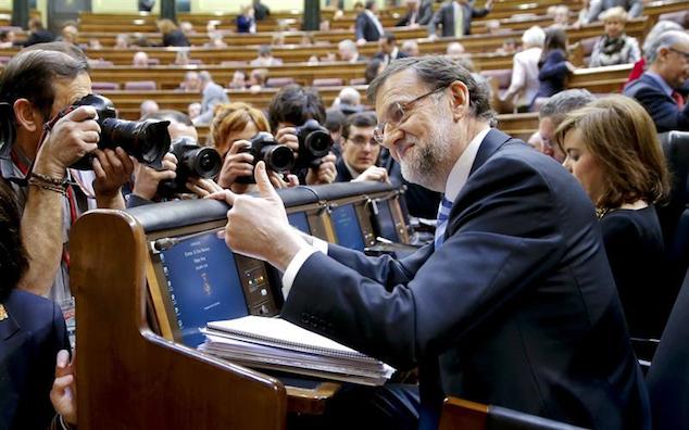 El presidente Mariano Rajoy muestra su satisfacción ante las Cámaras tras la segunda jornada del debate sobre el Estado de la Nación. / Juanjo Martín (Efe)