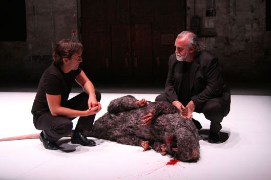Joan Carreras y Andreu Benito en "El policía de las ratas". / teatroabadia.com