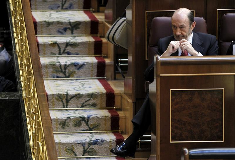 Alfredo Pérez Rubalcaba, esta mañana, escuchando la intervención de Mariano Rajoy. / Chema Moya (Efe)