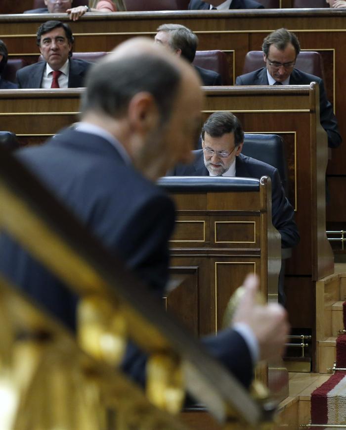 Alfredo Pérez Rubalcaba, de espaldas, y Mariano Rajoy durante el debate sobre el Estado de la Nación celebrado el año pasado. / Efe