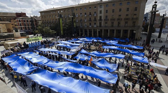 Manifestación de la Marea Azul en Zaragoza contra la privatización del servicio de agua municipal. Foto Efe