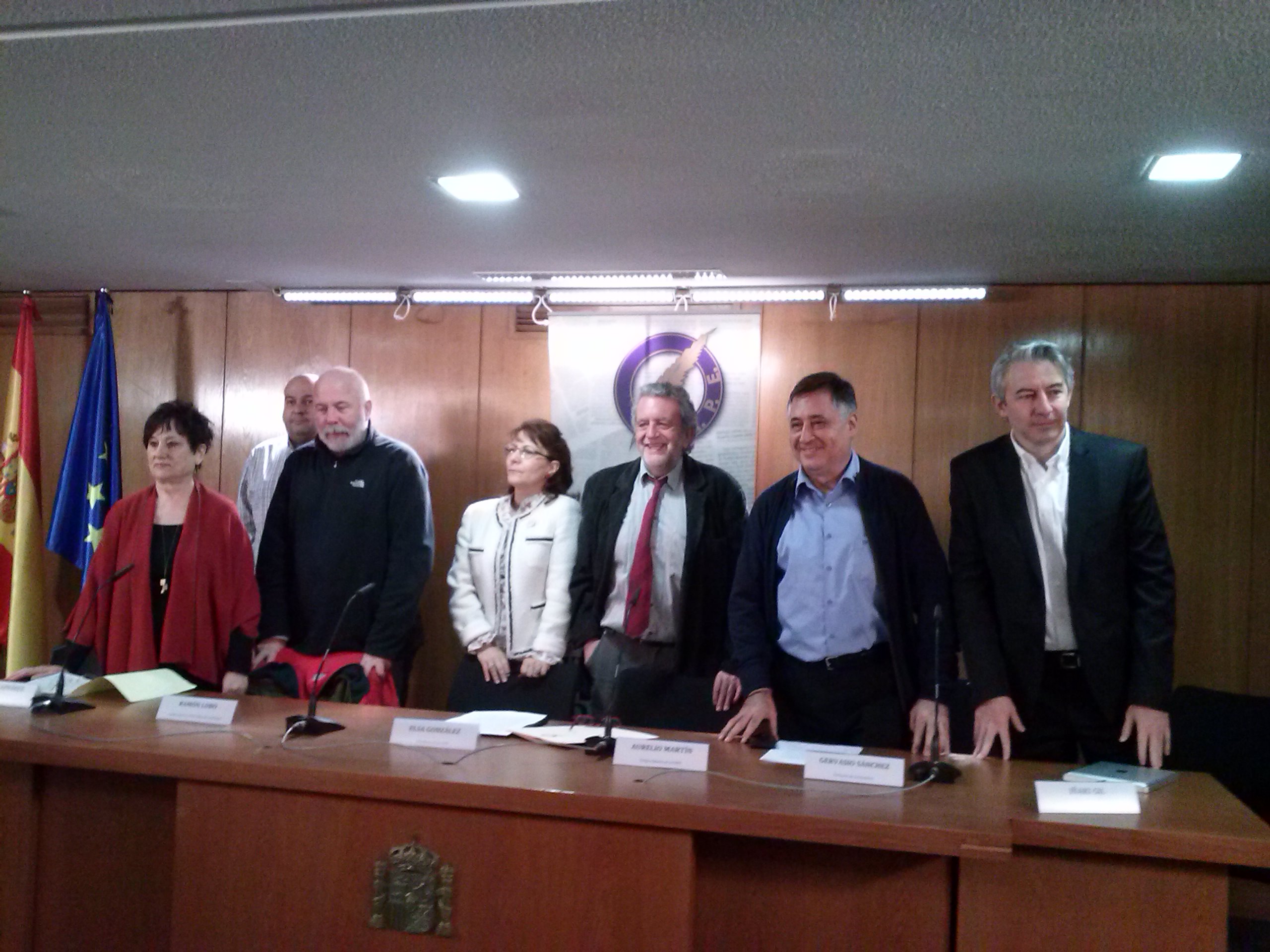 Los intervinientes en la mesa redonda: de izquierda a derecha, Malén Aznárez, Ramón Lobo, Elsa González, Aurelio Martín, Gervasio Sánchez e Iñaki Gil /S.P.
