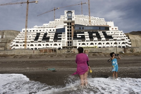 El hotel de Azata del Sol se ha convertido en icono del deterioro del medioambiente en espacios protegidos. Efe