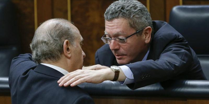 Imagen de archivo del ministro de Justicia, Alberto Ruiz-Gallardón, a la derecha, conversando con el de Interior, Jorge Fernández Díaz, en el Congreso. / Efe