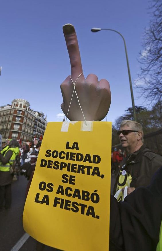 Uno de los carteles que se pudo ver ayer durante la manifestación de las Marchas de la Dignidad en Madrid. / Javier Lizón (Efe)