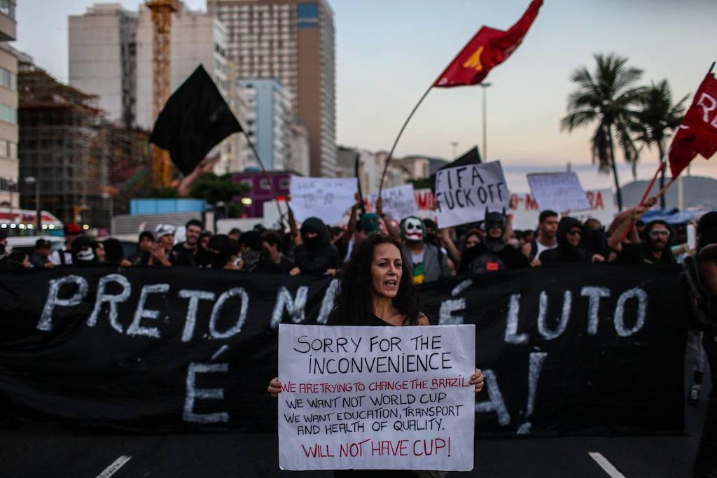 Manifestante_Rio_Janeiro_contra_Copa_Mundo_Fútbol