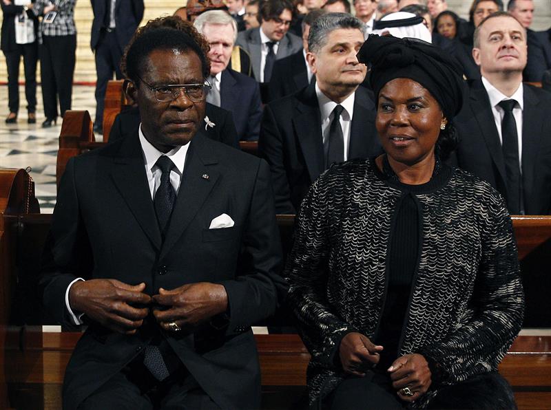 Obiang y su esposa durante el funeral en La Almudena