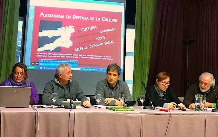 Mesa de una de las asambleas celebradas por por la Plataforma en Defensa de la Cultura.