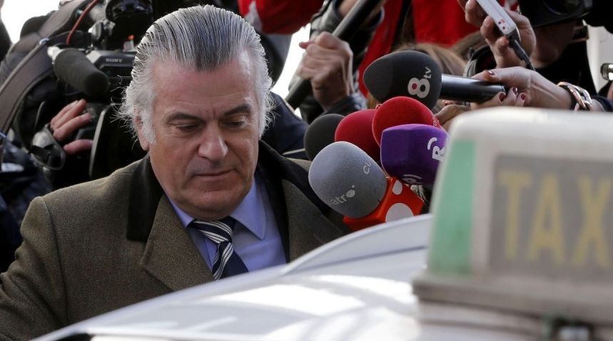 Imagen de archivo de Luis Bárcenas tomando un taxi tras prestar declaración en la sede de la Fiscalía Anticorrupción. / Efe