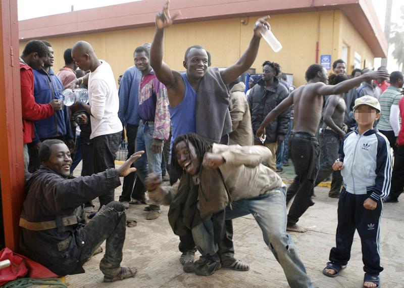 Los inmigrantes que consiguieron cruzar la frontera celebrando su "victoria" en el Centro de Estancia Temporal de Inmigrantes (CETI). Noelia Ramos (Efe)