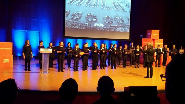 El coro... interpretando el himno nacional con la letra de Joaquín Sabina, ayer, en... / A. G.