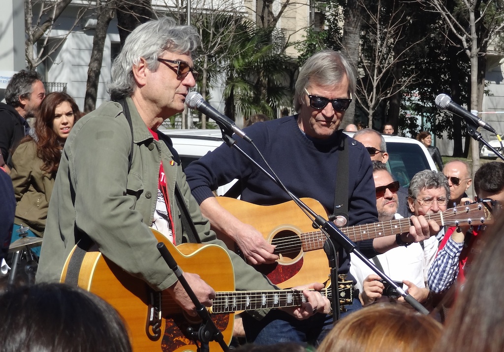 Suburbano interpreta 'Maki Navaja' en el Paseo de la Castellana.