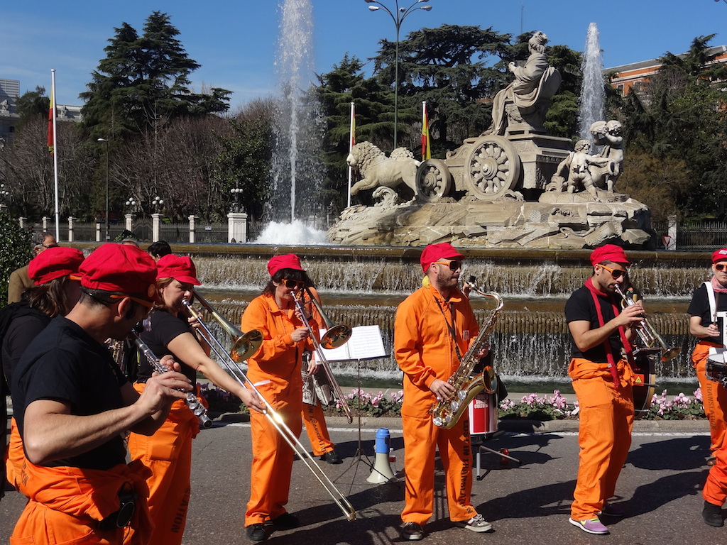 Una orquesta callejera, a los pies de La Cibeles.
