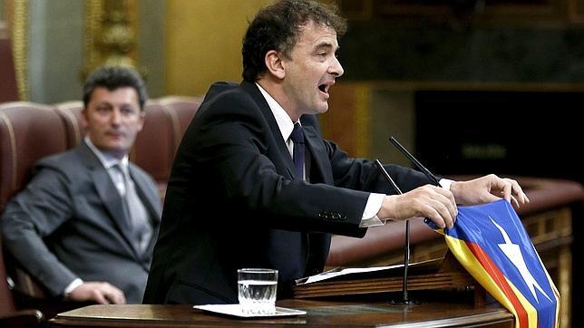Imagen de archivo de Alfred Bosch con la estelada en las manos en la tribuna del Congreso. / Efe