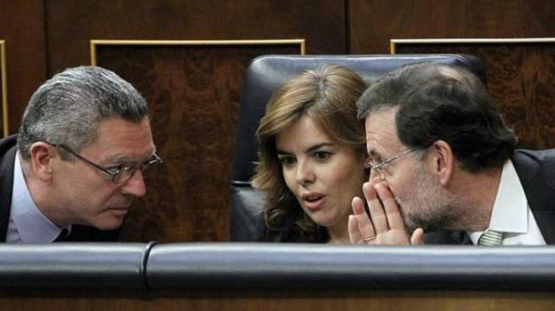 De izquierda a derecha, Alberto Ruiz-Gallardón, Soraya Sáenz de Santamaría y Mariano Rajoy, en el Congreso. / Efe