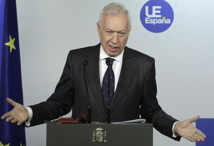 El ministro español de Exteriores, José Manuel García-Margallo, durante la rueda de prensa que ofreció ayer al término de la reunión extraordinaria celebrada por los ministros de Exteriores de la Unión Europea en Bruselas. / Kiko Huesca (Efe)