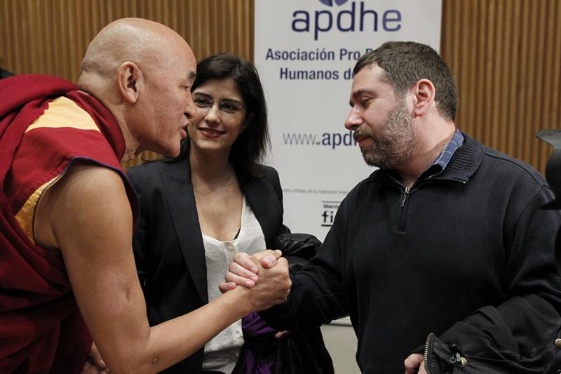Thubten Wangchen, víctima tibetana, saluda a Javier Couso -hermano del cámara José Couso fallecido en la guerra de Irak- en el Congreso de los Diputados, donde el pasado martes se celebró la jornada parlamentaria "Derechos Humanos y Justicia Universal". / Sergio Barrenechea (Efe)