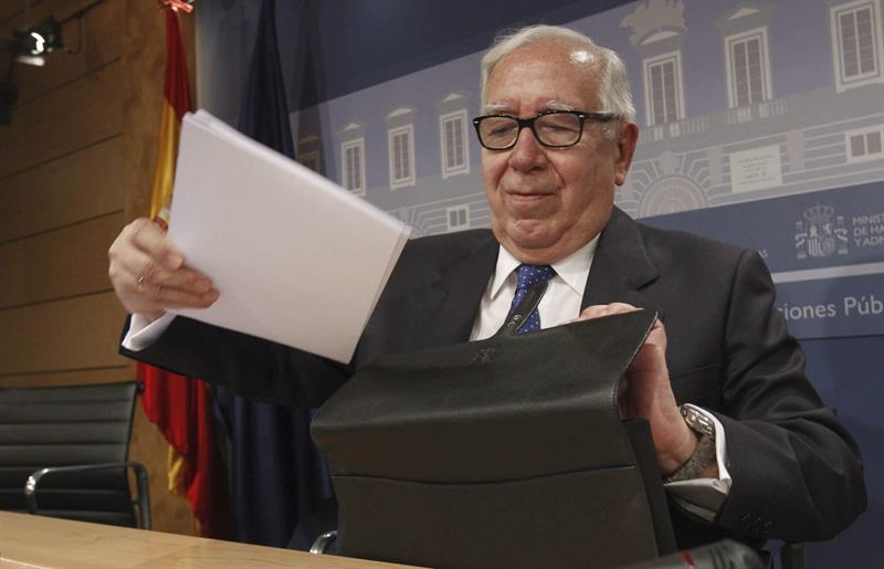 El presidente del comité de expertos para la reforma fiscal, Manuel Lagares, durante la rueda de prensa para presentar las propuestas que ha entregado al Gobierno. / Fernando Alvarado (Efe)