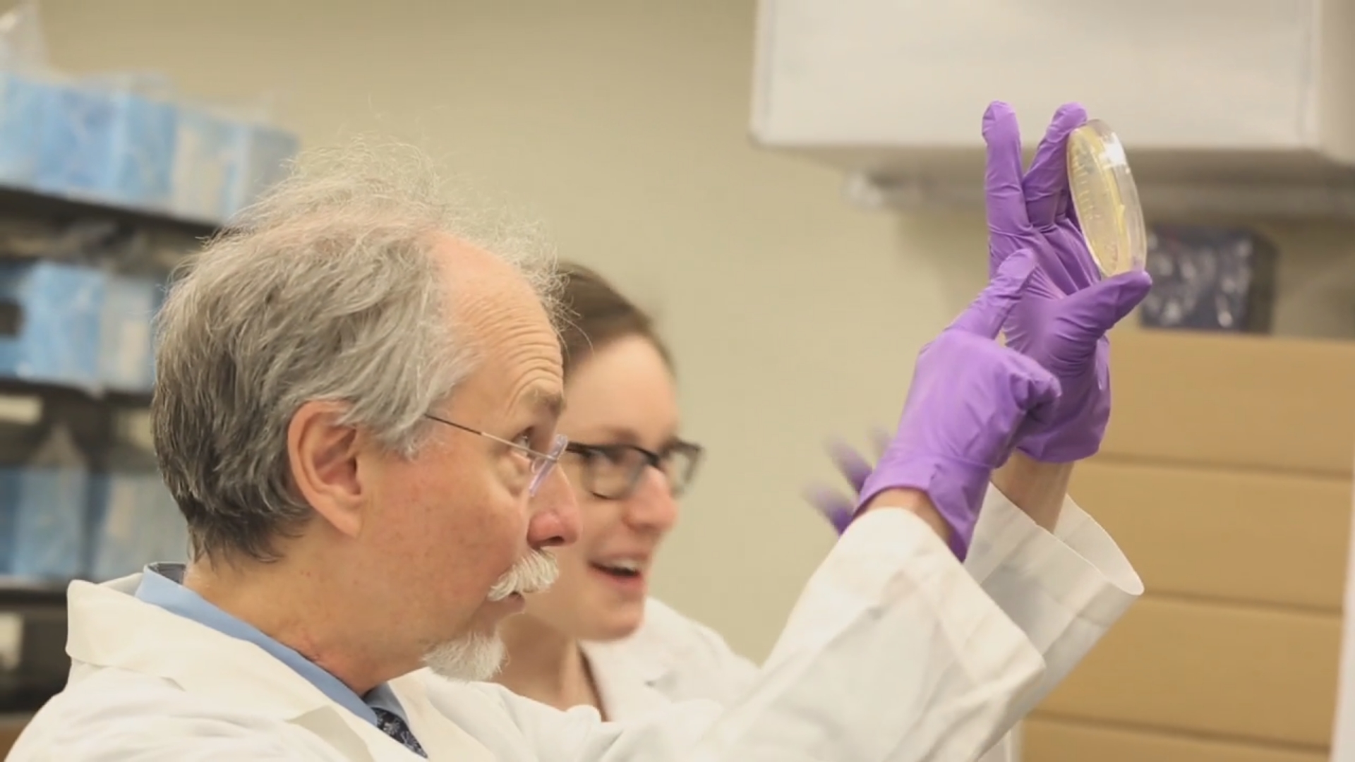 El doctor Jeff Boeke muestra la levadura artificial a una de las colegas que ha participado en la investigación. / NYU Langone Medical Center