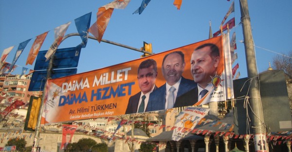 Cartel de propaganda del AKP con la imagen de Erdogán y el lema "siempre al servicio de la nación". / Manuel Martorell