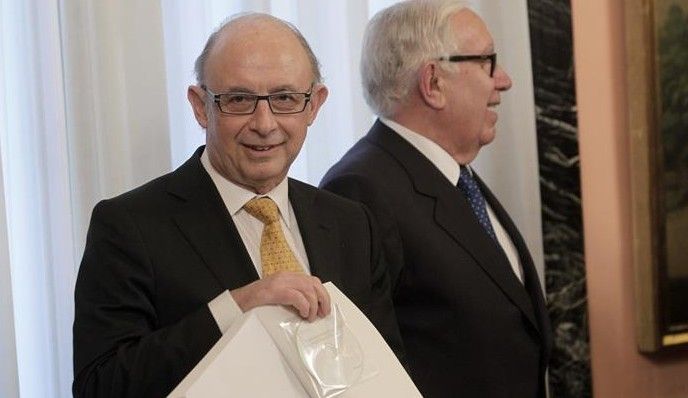 Cristóbal Montoro, junto a Jesús Lagares, a la derecha, la semana pasada, durante la presentación del informe con las propuestas de la Comisión de expertos para la reforma fiscal. / Efe