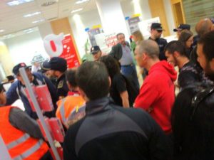 Momento en el que los interantes de la Marcha entran en la sucursal del Banco Santander. / María de la Cruz