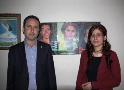 Serhat Kadirhan y Ozlem Onuk se presentan por Sirnak. Detrás se aprecian las fotos de las militantes del PKK asesinadas en París. / BDP