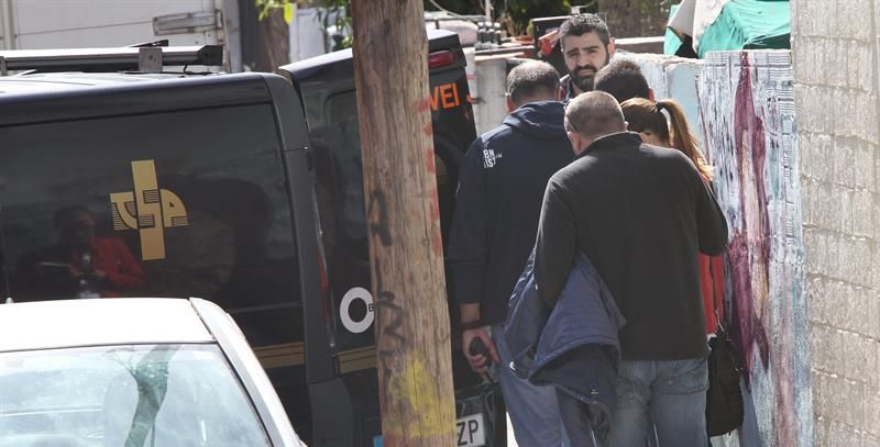 Furgén en el que se ha trasladado el cadáver de una mujer de 50 años, presuntamente víctima de la violencia de género, de una vivienda del barrio barcelonés de Sant Martí. / Toni Garriga (Efe)