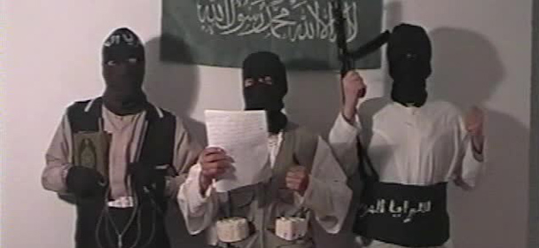 Captura del vídeo de reivindicación del 11-M. En el centro, Jamal Ahmidan, El Chino, jefe operativo y logístico del grupo, escoltado por los hermanos Oulad Akcha, Mohamed y Rachid.