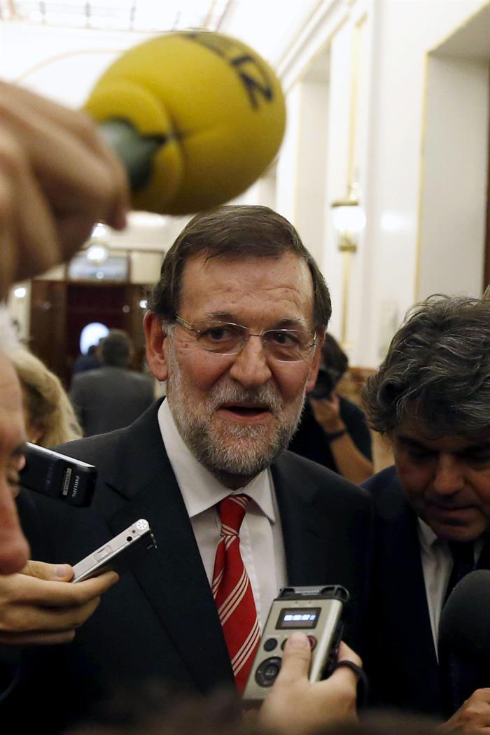 Rajoy, el pasado martes en el Congreso, donde dijo a los periodistas estar encantado con los datos de la EPA. / Juan Carlos Hidalgo (Efe)