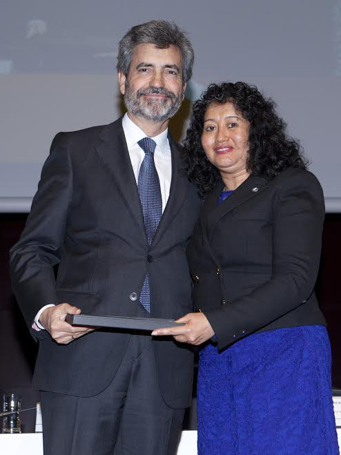 El presidente del Supremo, Carlos Lesmes, entrega el premio a los Derechos Humanos, del Consejo General de la Abogacía a la juez Yassmín Barrios /Consejo General de la Abogacía