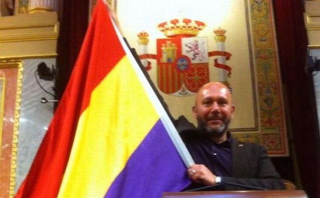 El diputado de IU Ricardo Sixto con la bandera republicana en la tribuna del Congreso de los Diputados el pasado 14 de abril. / Cuenta de Twiiter de Ricardo Sixto.