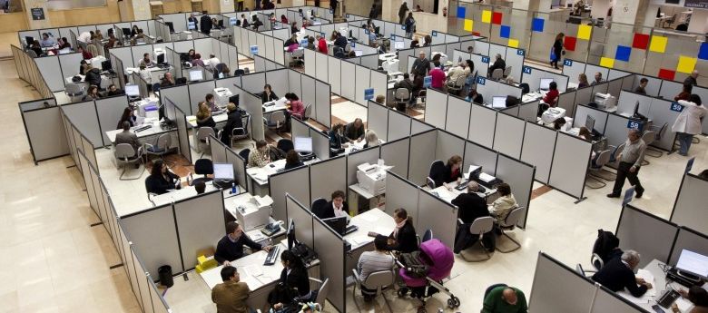 Imagen panorámica de una oficina de la Agencia Tributaria. / Efe