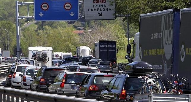 Imagen de uno de los atascos registrados en las carreteras durante la pasada Semana Santa. / Efe