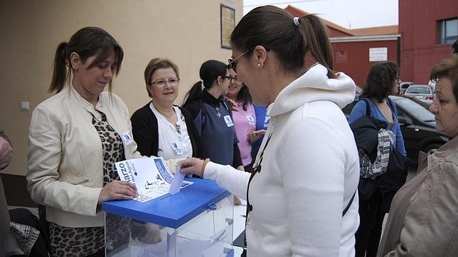 Consulta popular en marzo sobre la privatización del agua con urnas en la calle en Alcázar de San Juan. Efe