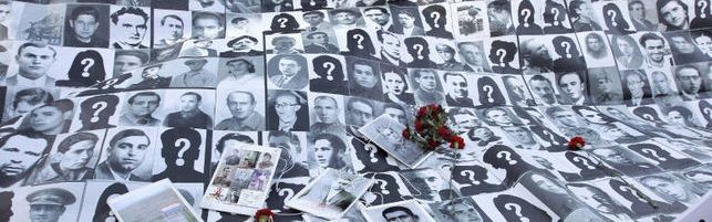 Una de las pancartas con los rostros de los desaparecidos durante el franquismo que fueron desplegadas durante la visita a España del . / Efe