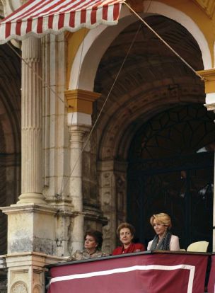 Esperanza Aguirre, a la izquierda, en un palco de La Maestranza, durante la corrida del Domingo de Resurrección. / Raúl Caro (Efe)