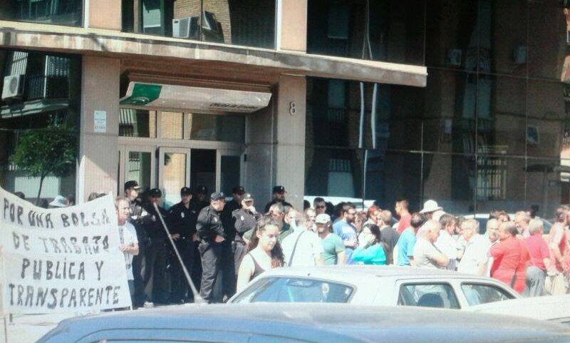 Imagen de una de las decenas de concentraciones frente a los oficinas de empleo celebradas en Andalucía. / marchasdeladignidad22m