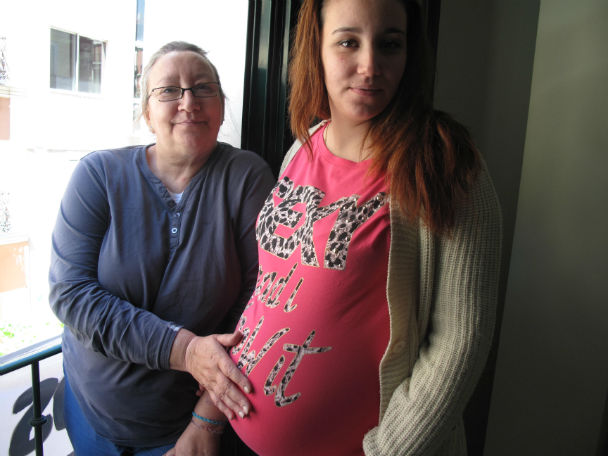 Maria, embarazada de ocho meses, y su madre Chus en el edificio okupado en el centro de Madrid. / A.T.