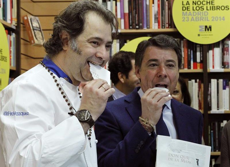 El presidente de la Comunidad de Madrid, Ignacio González, y el cocinero Firo Vázquez degustando un ejemplar comestible de El Quijote, ilustrado por Antonio Mingote, en la presentación de la programación de la IX edición de La Noche de los Libros. / Sergio Barrenechea (Efe)